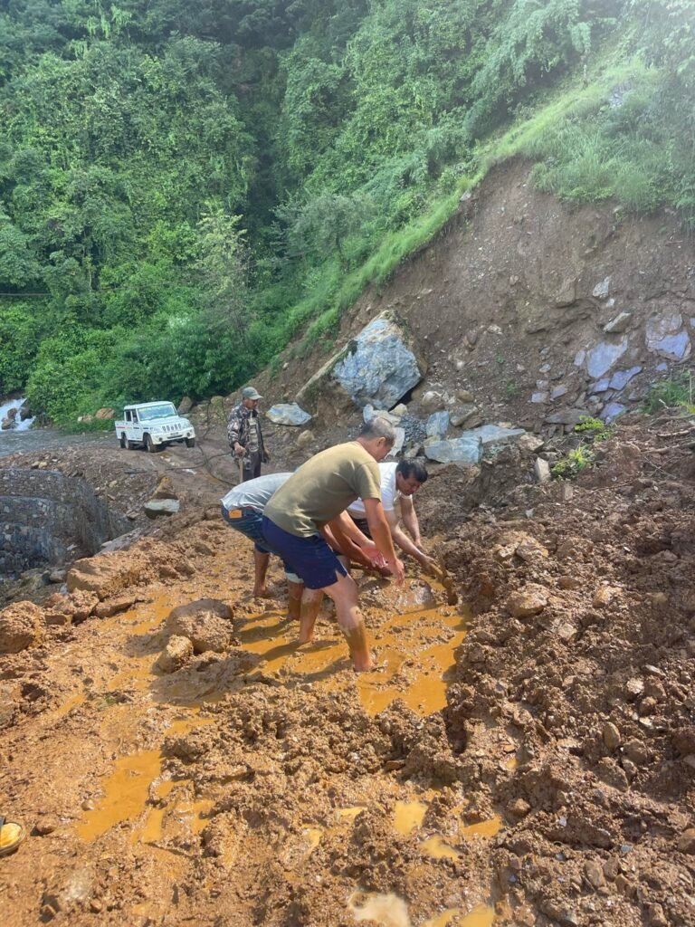 पाण्डबखानीमा विद्युत संगै नेपाल टेलिकम टावर अवरुद्ध
