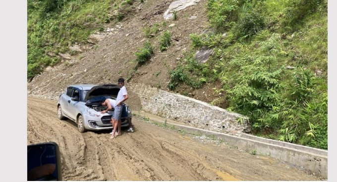 बागलुङ खण्डको सडक अधूरो, यात्रु र स्थानीय वर्षौँदेखि सास्तीमा