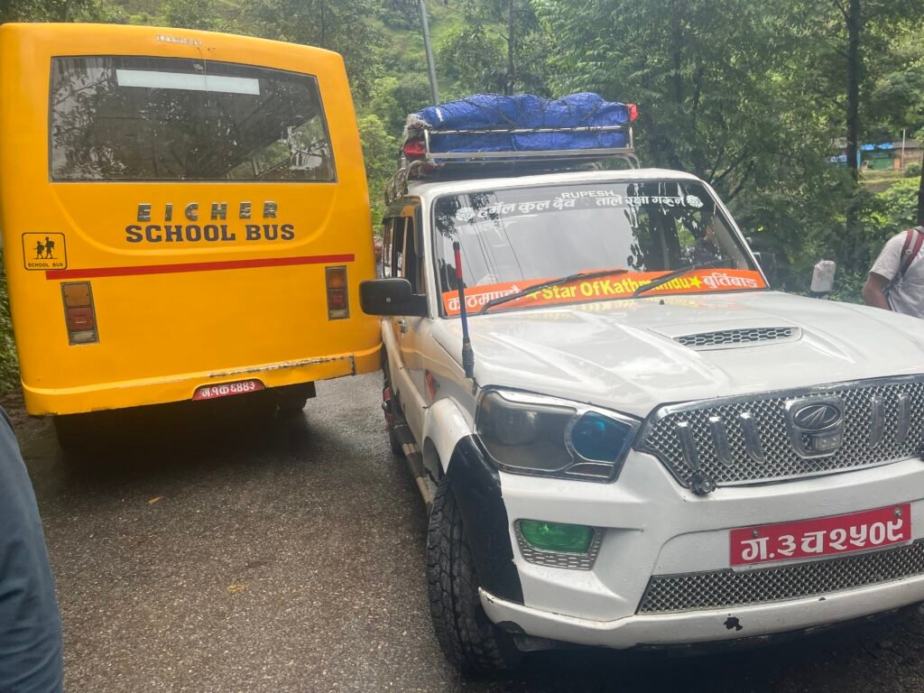 गल्कोटमा सवारी दुर्घटना, एक छात्रा घाइते