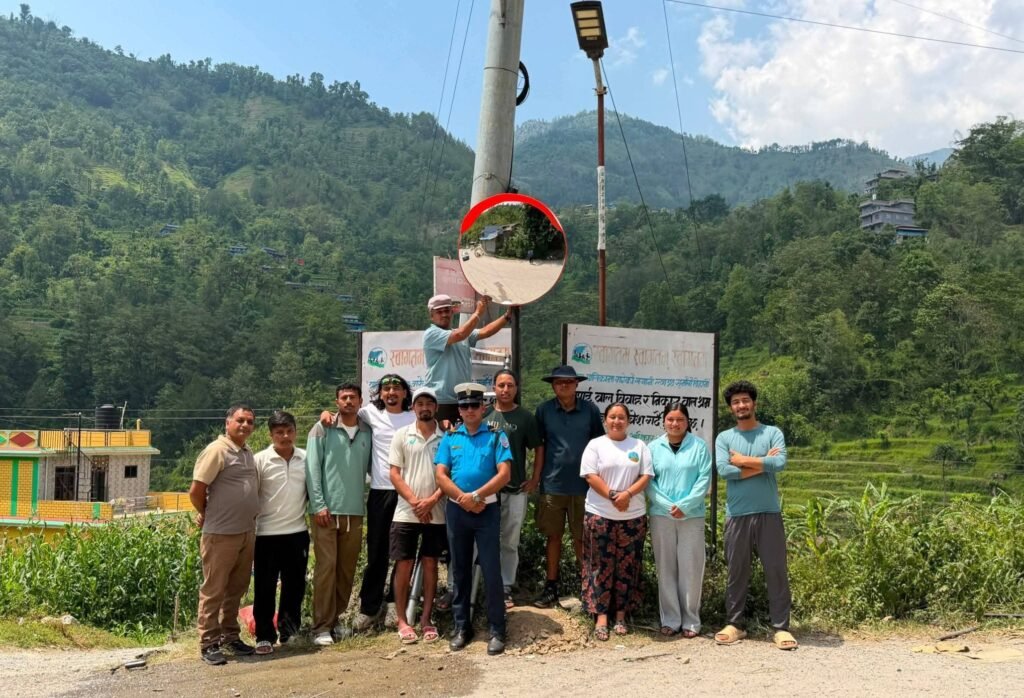 जोखिमयुक्त घुम्तीहरूमा सडक ऐना जडान